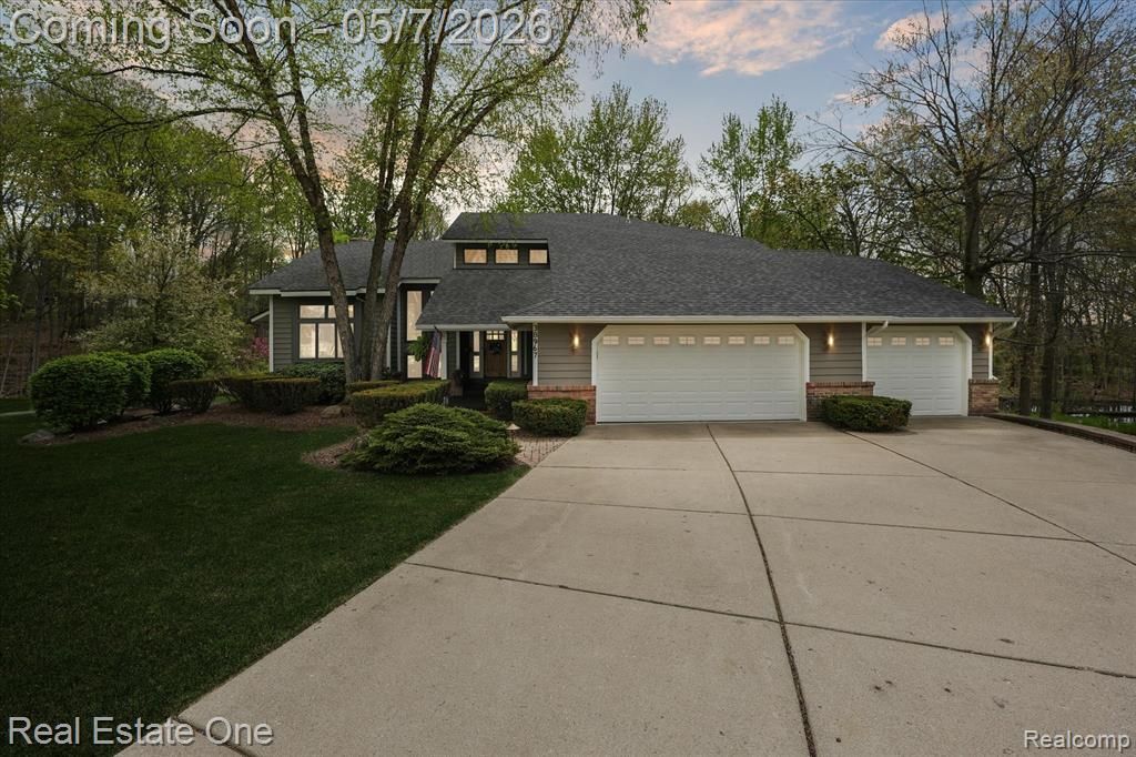 38967 Holsworth Court, Farmington Hills, MI 48331 Main Photo