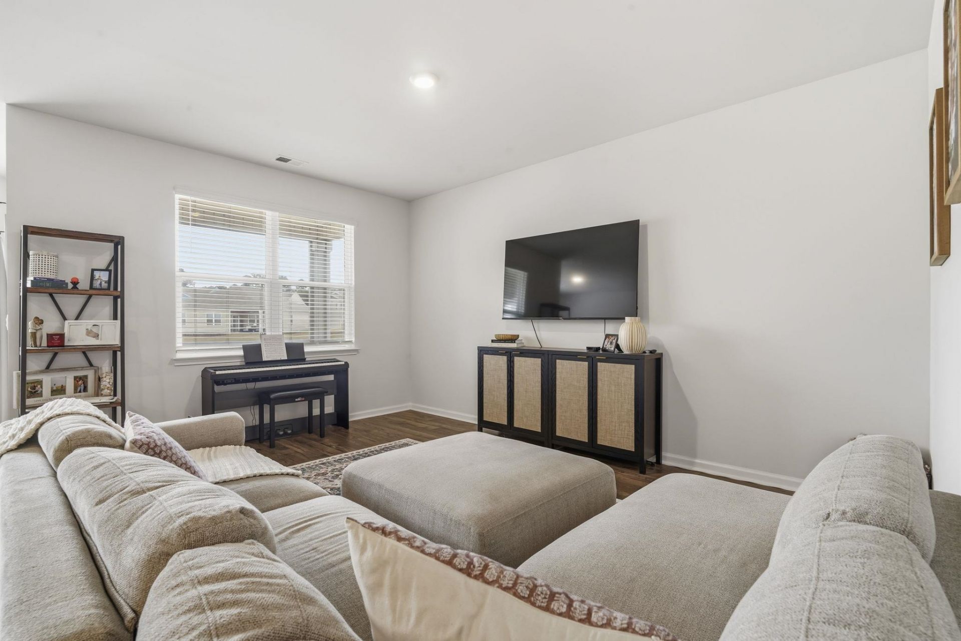 1173 Sennema Circle  Photo 5