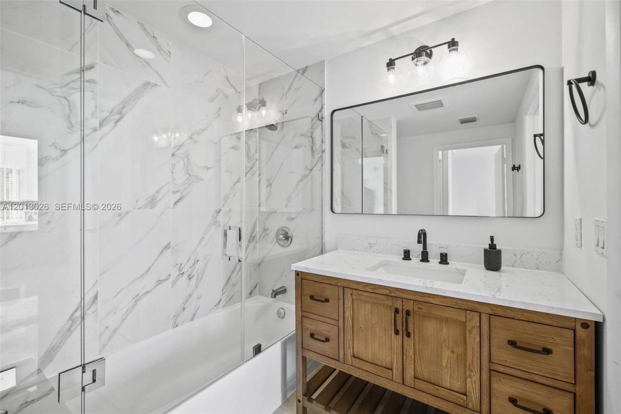 90 SW 3rd St , Unit 1608, Miami, FL 33130 Photo
