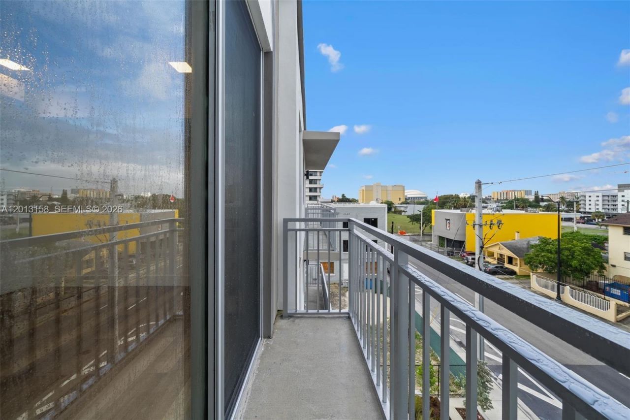 650 SW 1st St , Unit 306, Miami, FL 33130 Photo