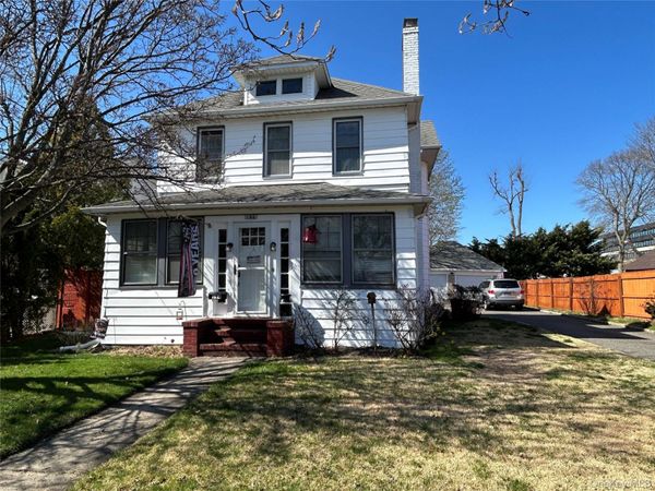 194 W Marie Street, Hicksville, NY 11801