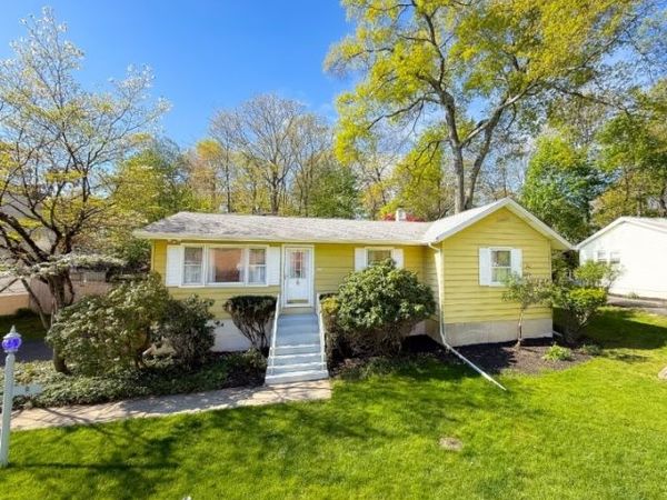 8 Dale Trl, Hopatcong, NJ 07843