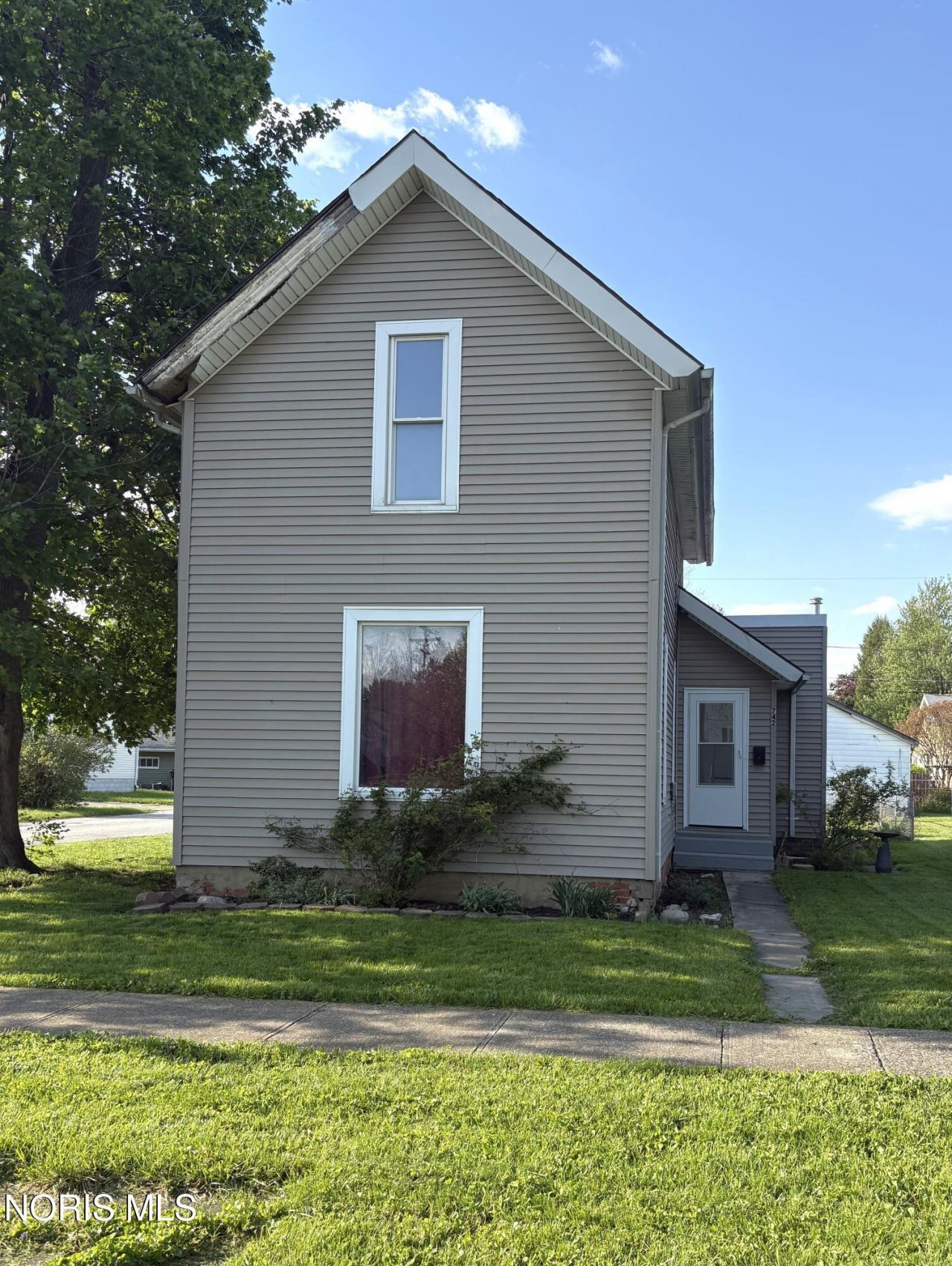 742 W Center Street, Fostoria, OH 44830 Main Photo