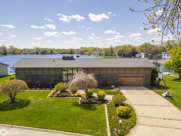 154 Lakeview Dr, Mason City, IA 50401