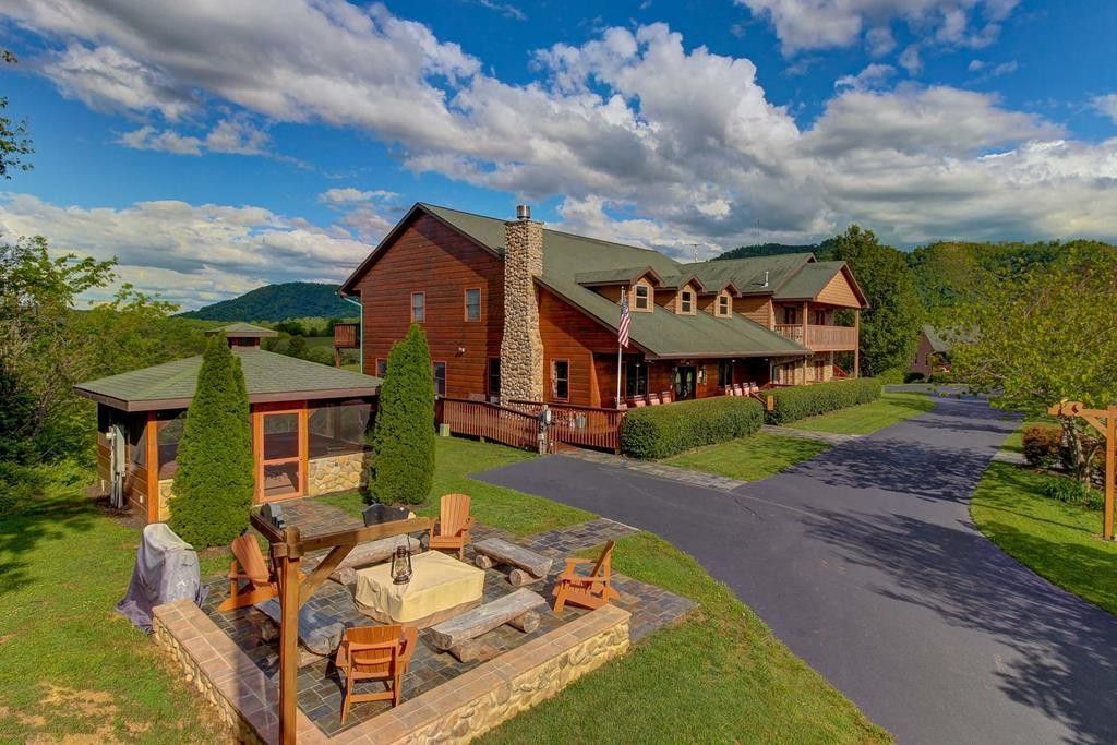2419 Seaton Springs Rd , Sevierville, TN 37862 Main Photo