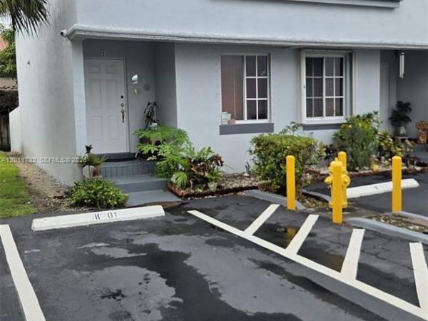 8300 NW 10th St , Miami, FL 33126