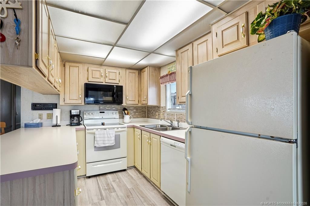 652 Nettles Boulevard, Jensen Beach, FL 34957 Photo