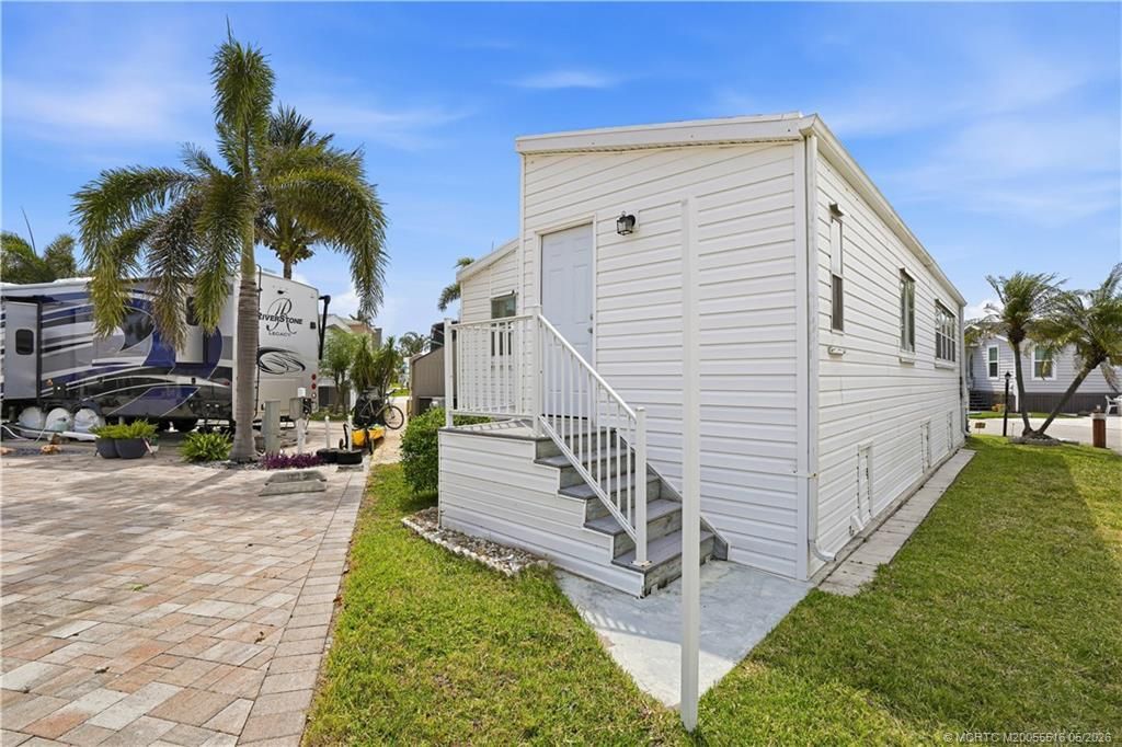 652 Nettles Boulevard, Jensen Beach, FL 34957 Photo