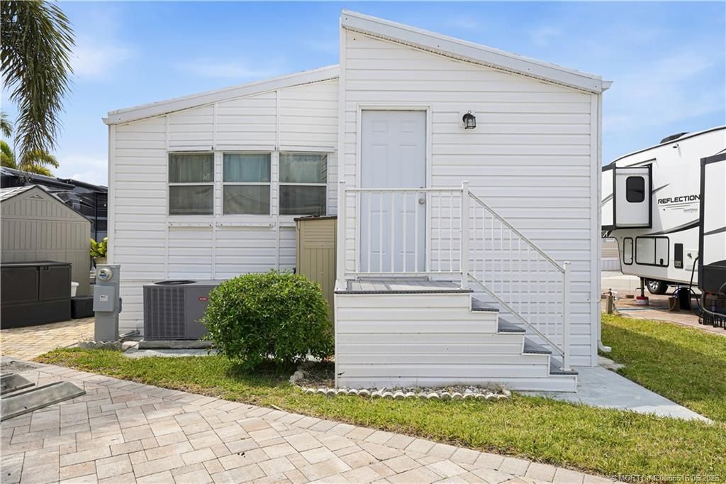 652 Nettles Boulevard, Jensen Beach, FL 34957 Photo