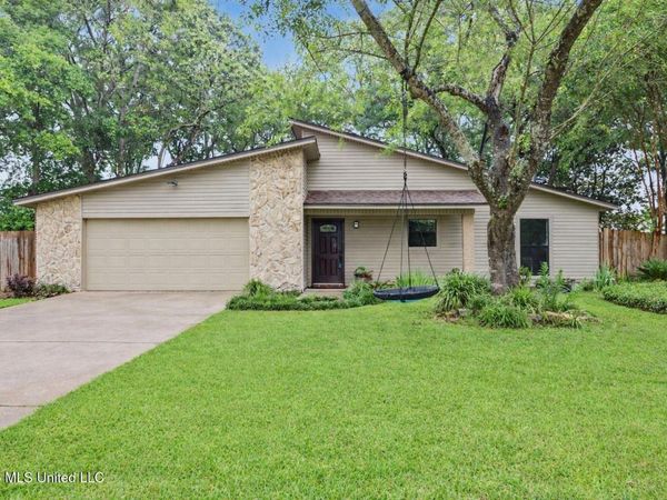 108 Lynne Therese Circle, Ocean Springs, MS 39564