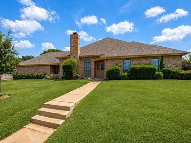 5401 Ledgestone Drive, Fort Worth, TX 76132