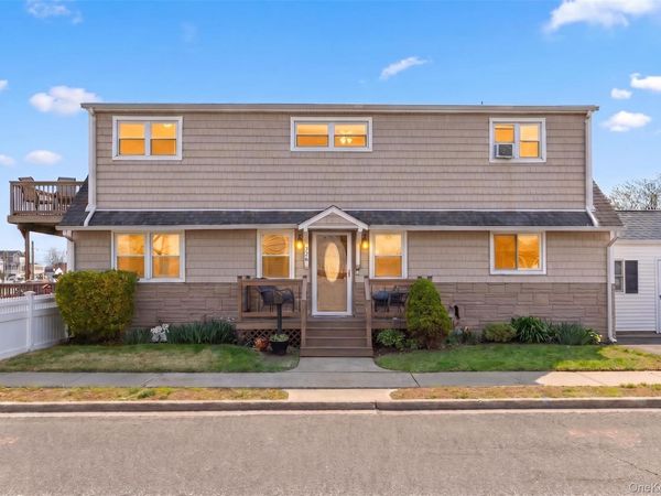 228 W Riviera Drive , Lindenhurst, NY 11757