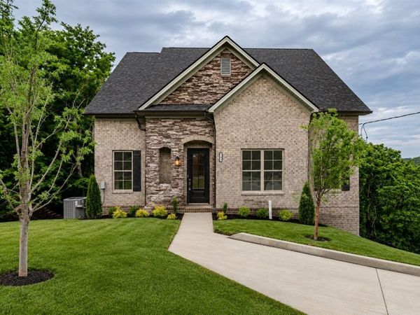 701 Harpeth Knoll Ct, Nashville, TN 37221