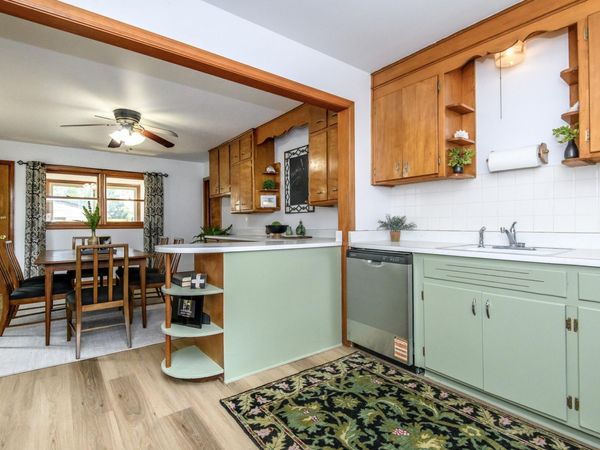 2615 E Denton Ave, Saint Francis, WI 53235