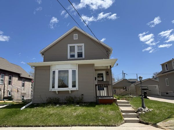 909 S 25th St, Manitowoc, WI 54220