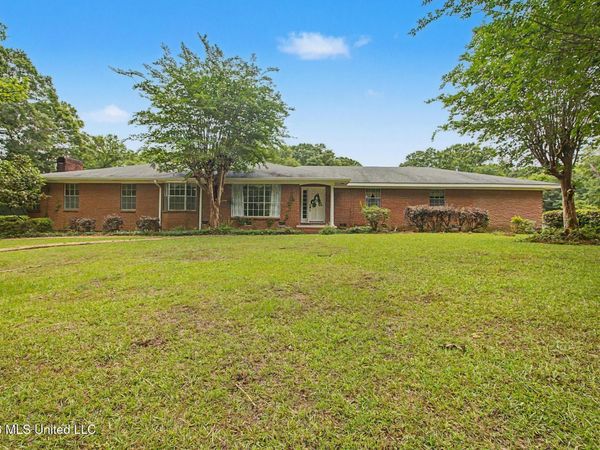 810 E College Avenue, Wiggins, MS 39577