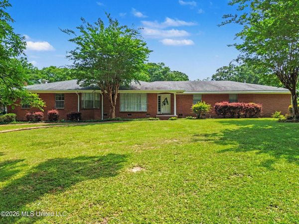 810 E College Avenue, Wiggins, MS 39577