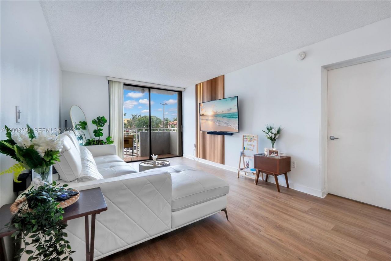 8261 NW 8th St , Unit 231, Miami, FL 33126 Photo