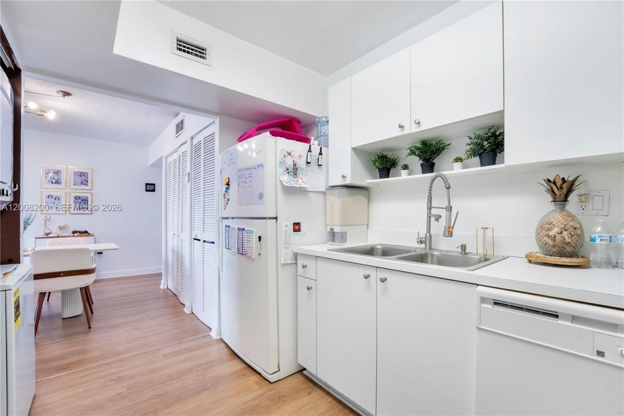 8261 NW 8th St , Unit 231, Miami, FL 33126 Photo