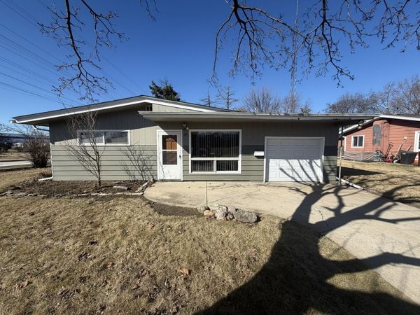 28 S Willow Way , North Aurora, IL 60542