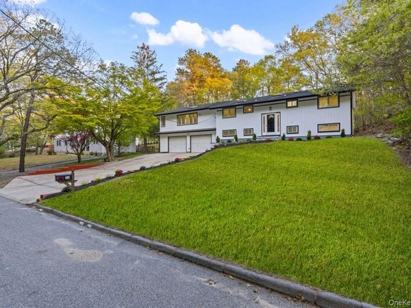 56 McArthur Lane, Smithtown, NY 11787