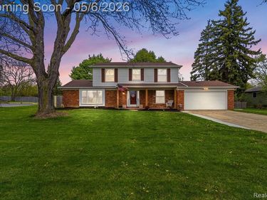 2049 E Hill Road, Grand Blanc Twp, MI 48439