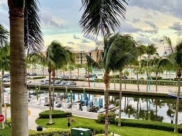 625 Casa Loma Boulevard, Unit 304, Boynton Beach, FL 33435