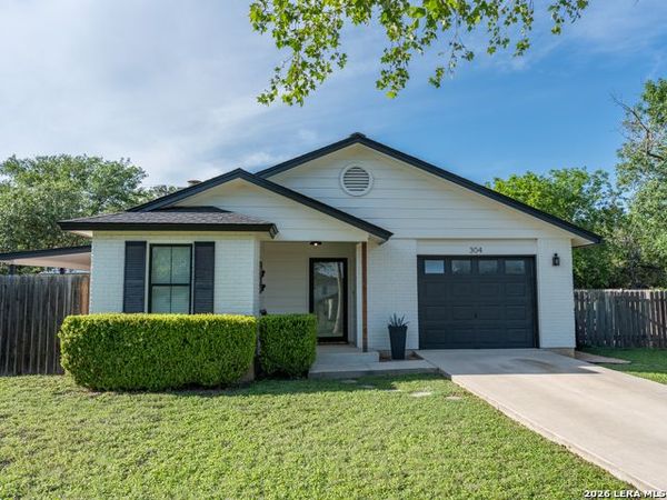 304 Bentwood Dr., Boerne, TX 78006