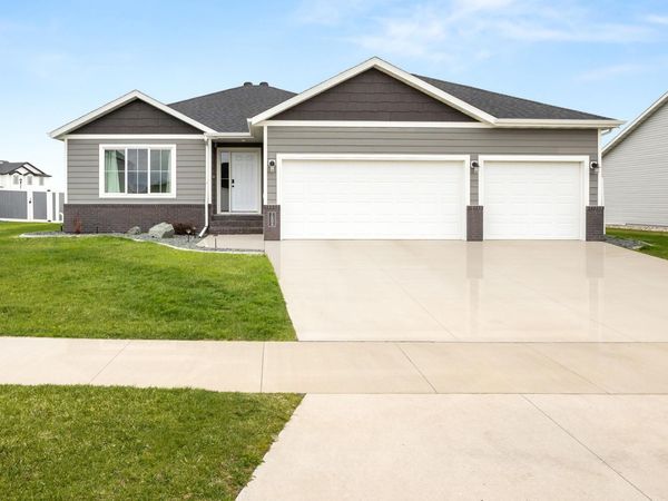 1306 22nd Avenue W, West Fargo, ND 58078