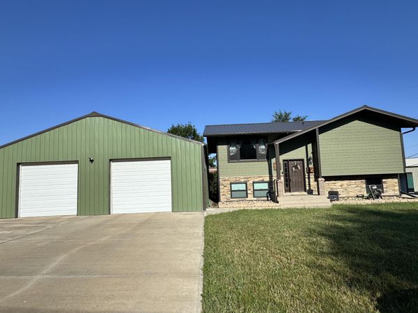  210 S Grace St, Chamberlain, SD 57325