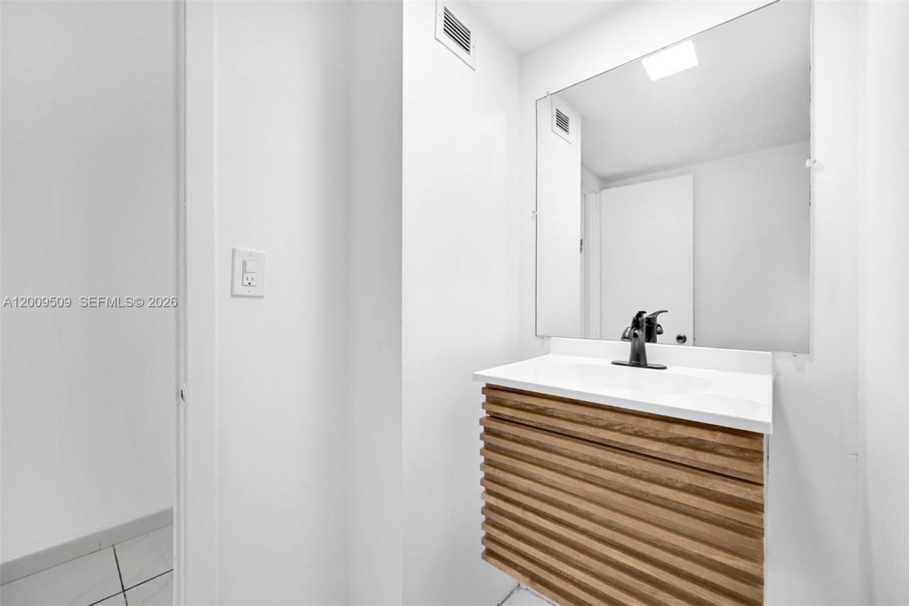 2780 NE 183rd St, Unit 115, Aventura, FL 33160 Photo