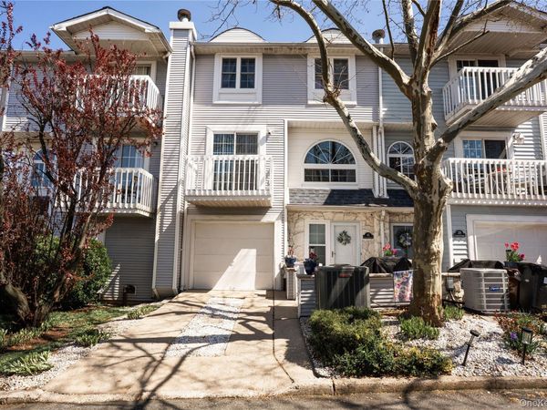 41 Country Dr N , Staten Island, NY 10314