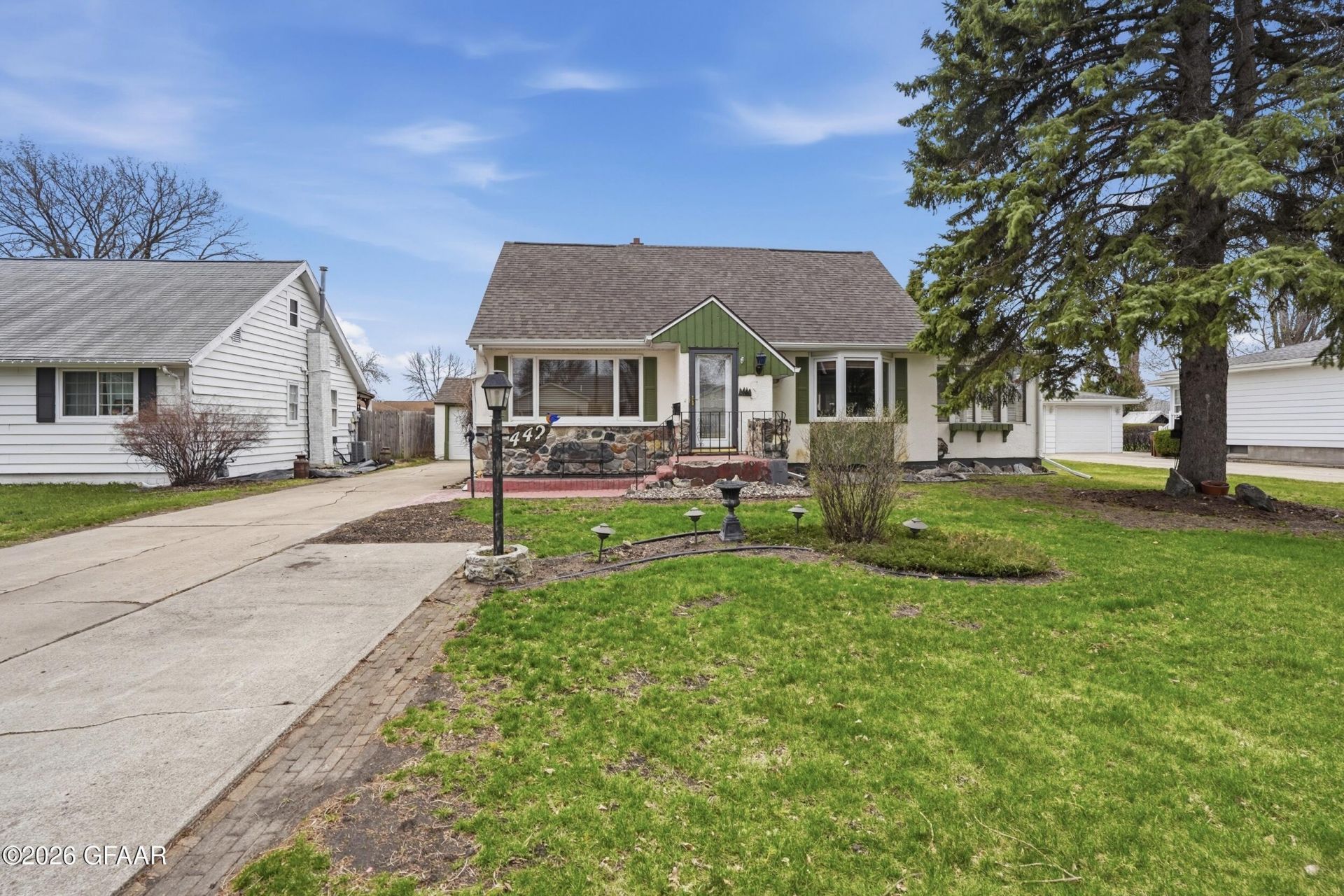 442 5th Avenue Se, East Grand Forks, MN 56721 Main Photo
