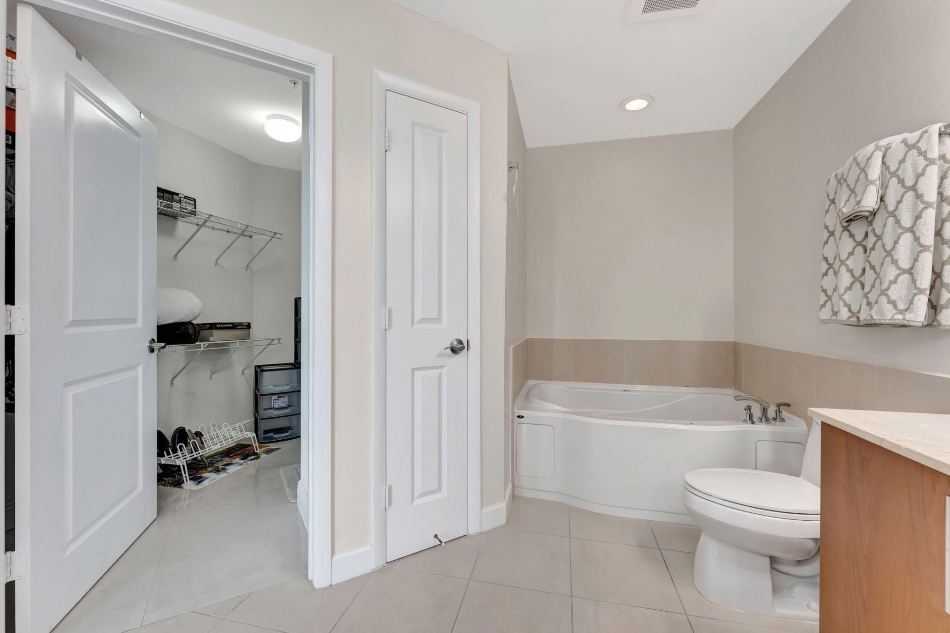1945 S Ocean Drive, Unit 1408, Hallandale Beach, FL 33009 Photo