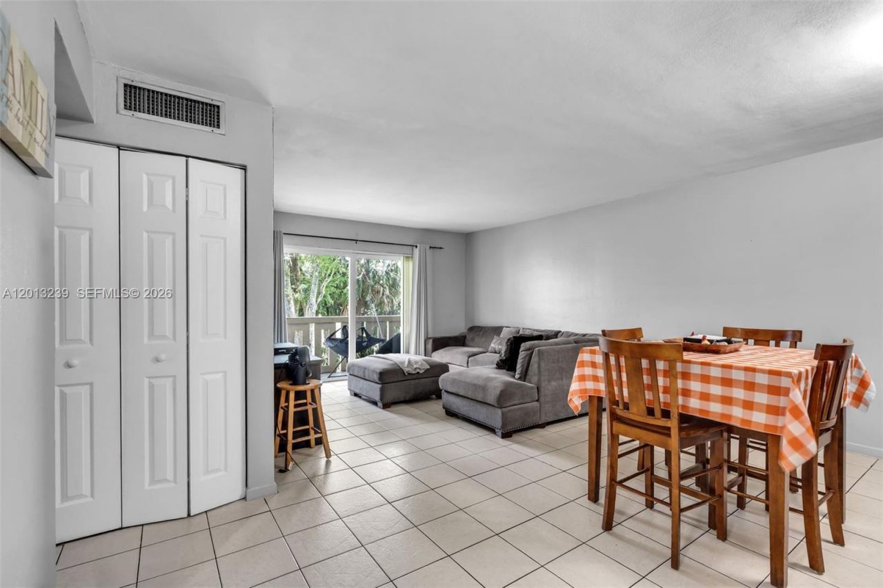 7400 Miami Lakes Dr, Unit D205, Miami Lakes, FL 33014 Photo