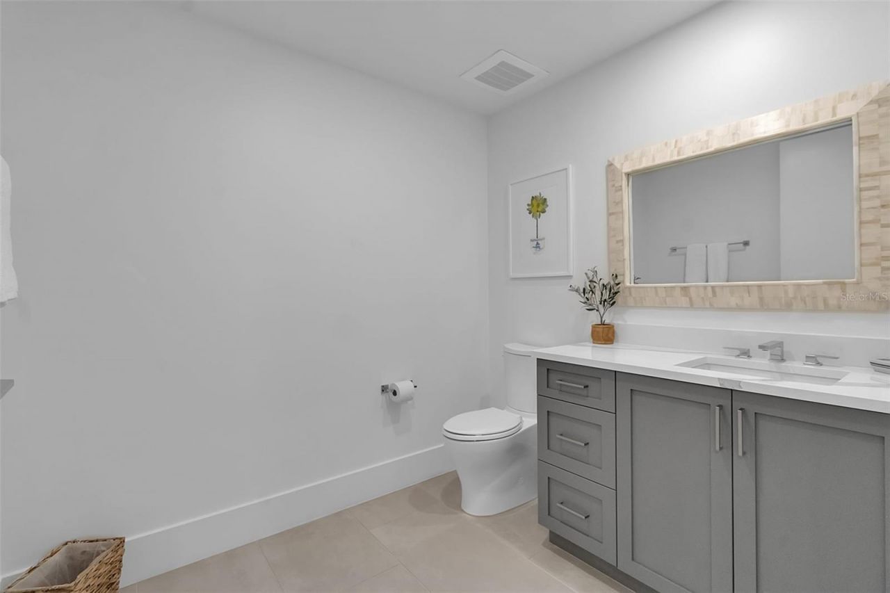 1035 Seaside Drive, Unit 308, Sarasota, FL 34242 Photo