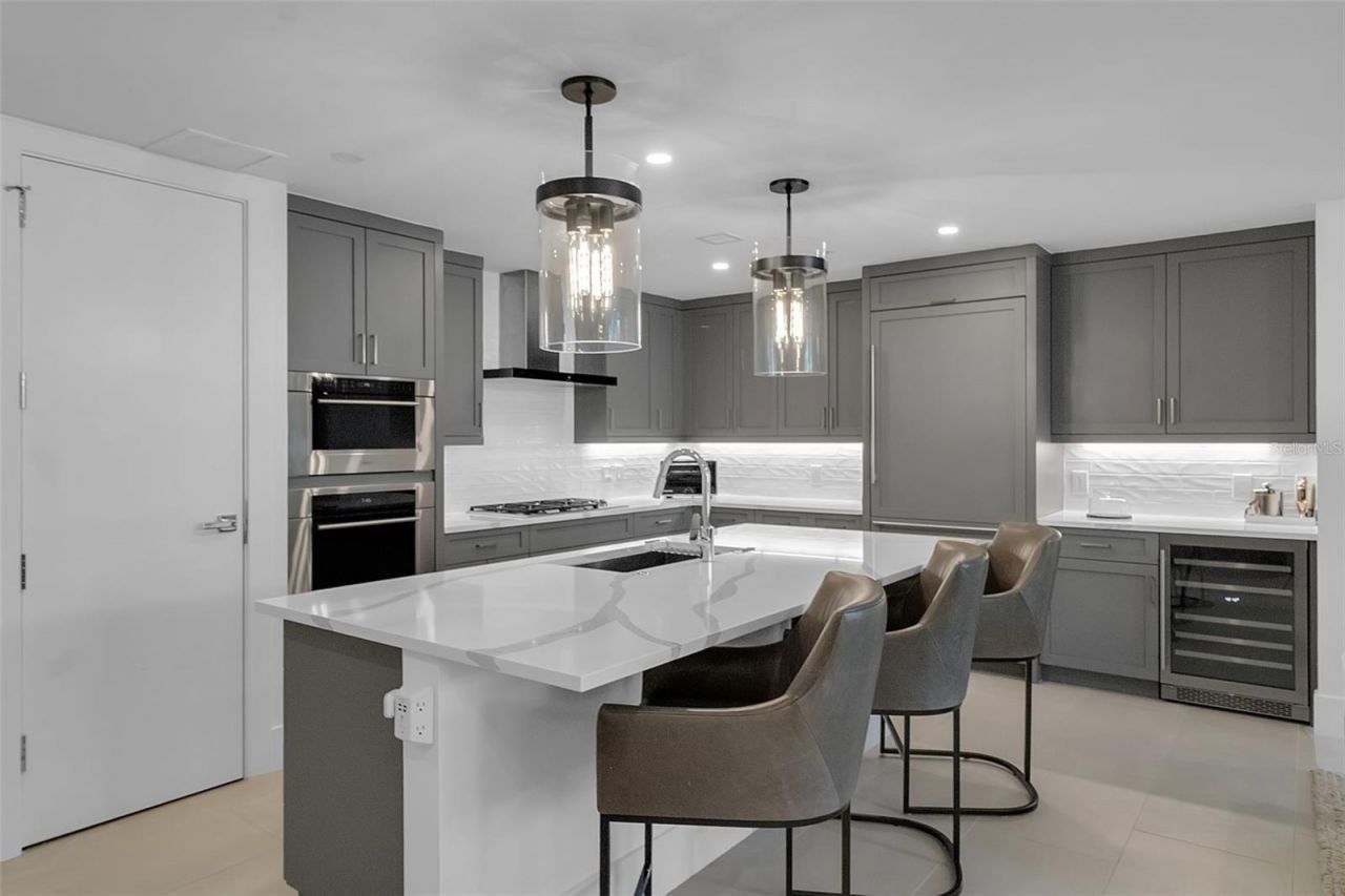 1035 Seaside Drive, Unit 308, Sarasota, FL 34242 Photo