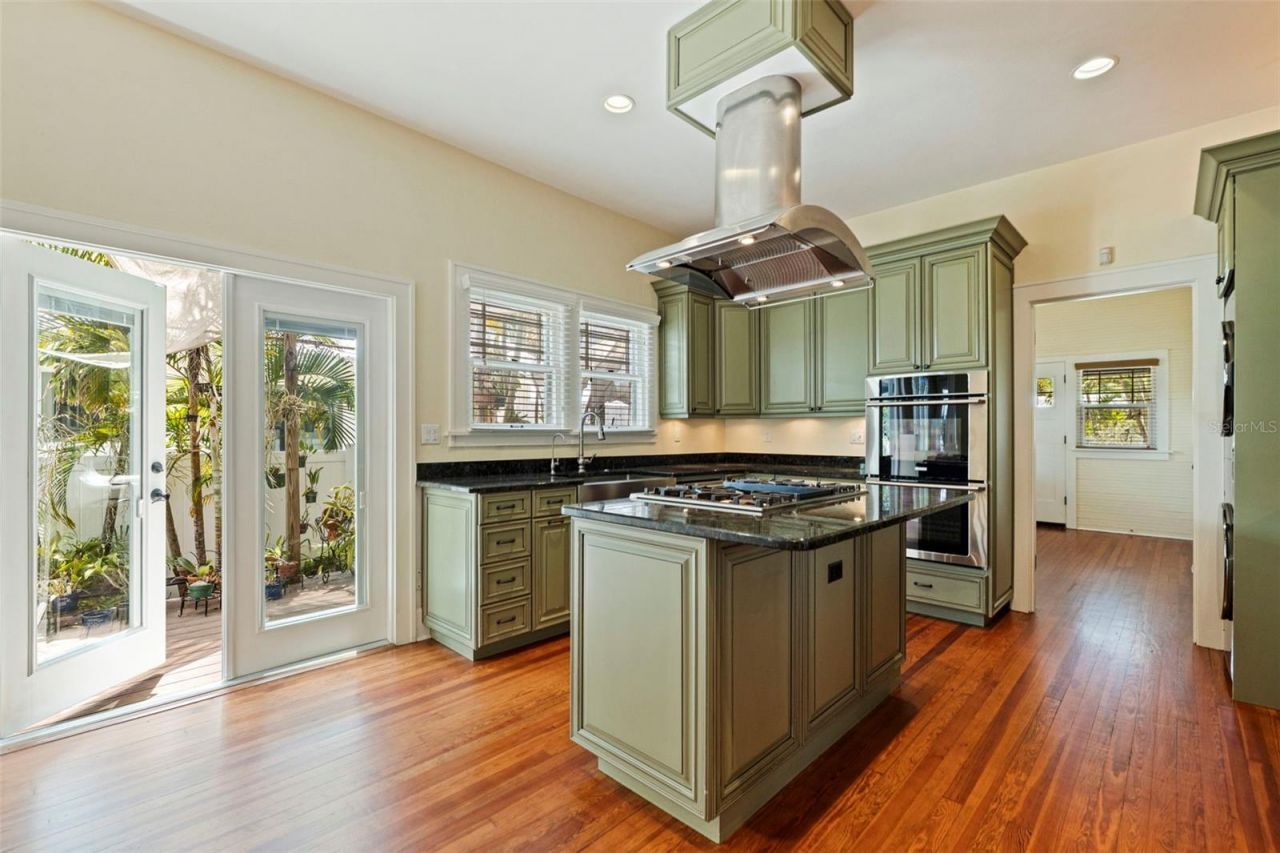 1260 10th Street N, Saint Petersburg, FL 33705 Photo