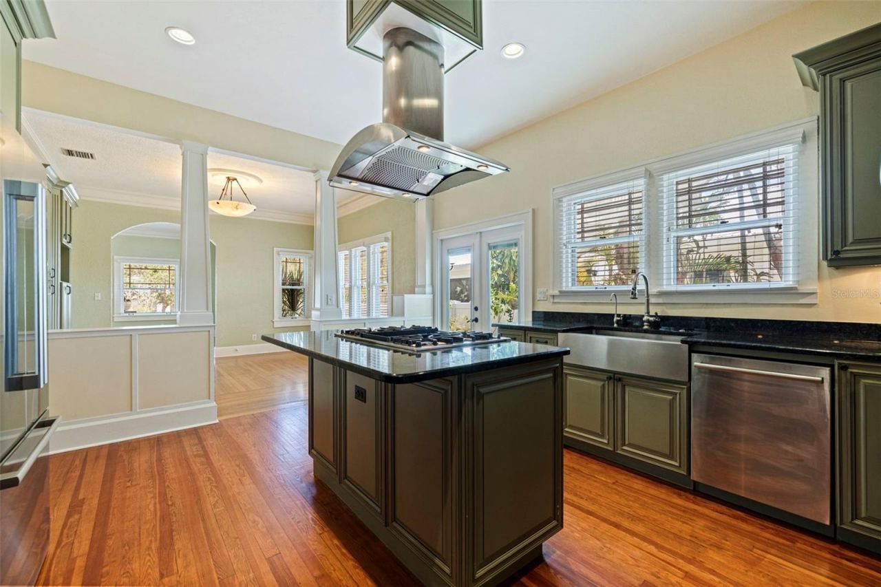 1260 10th Street N, Saint Petersburg, FL 33705 Photo