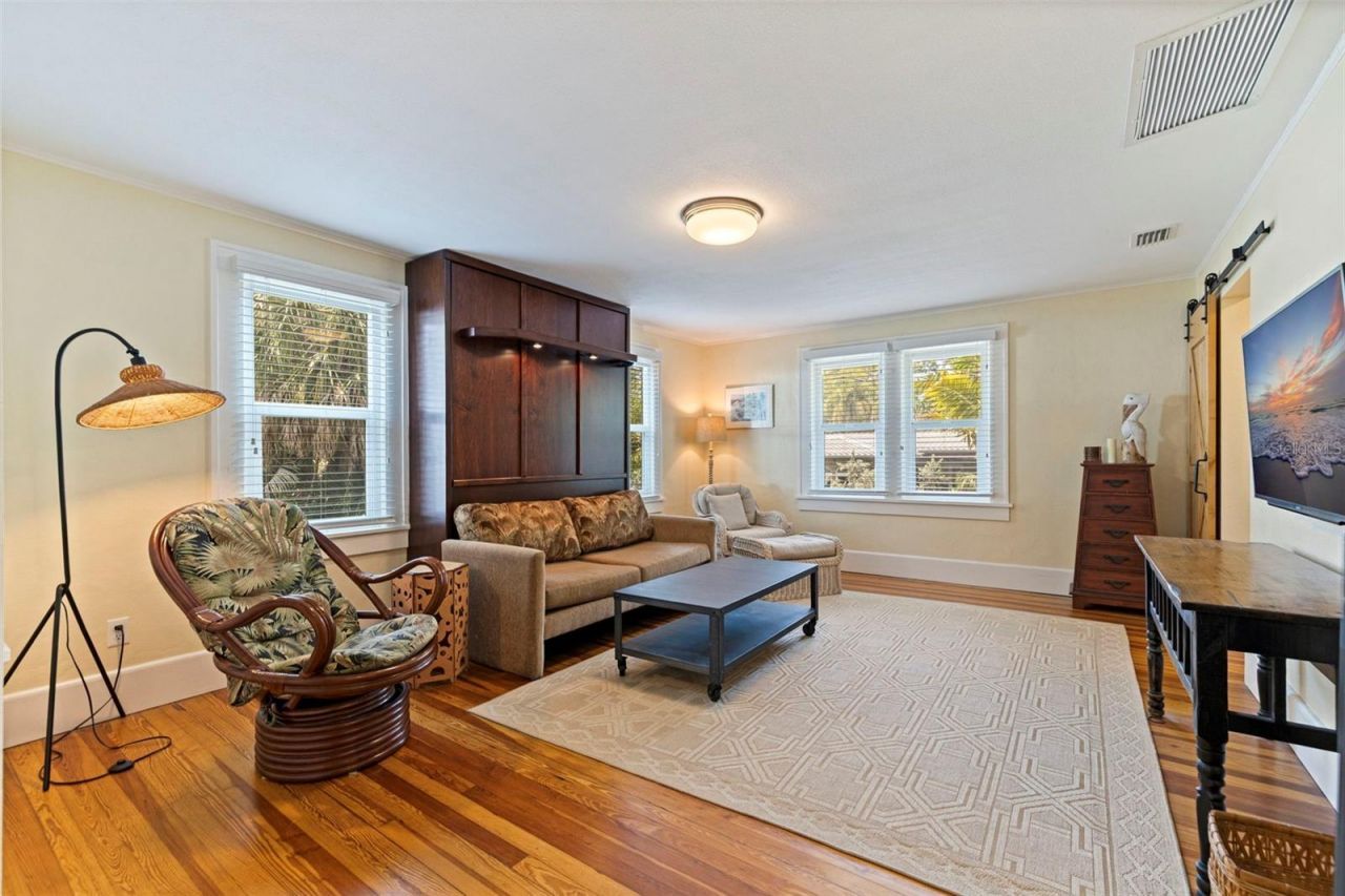 1260 10th Street N, Saint Petersburg, FL 33705 Photo