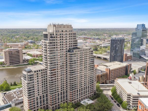33 Campau Circle NW, Grand Rapids, MI 49503