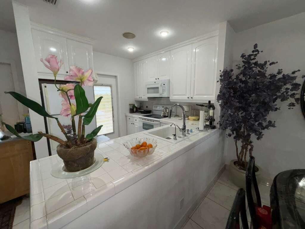 4706 NW 36th Street, Unit 605, Lauderdale Lakes, FL 33319 Photo