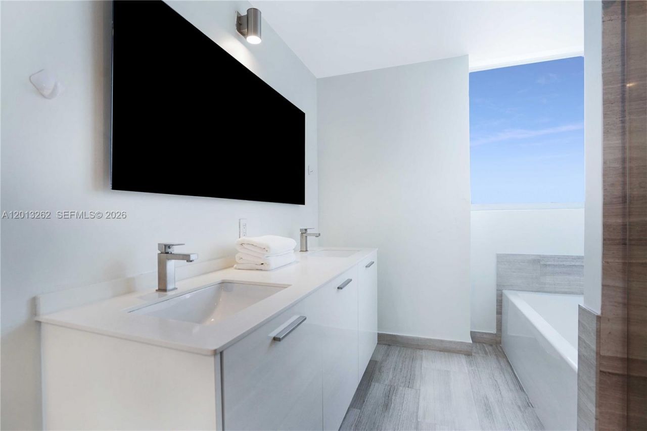 1300 Brickell Bay Dr, Unit 3402, Miami, FL 33131 Photo