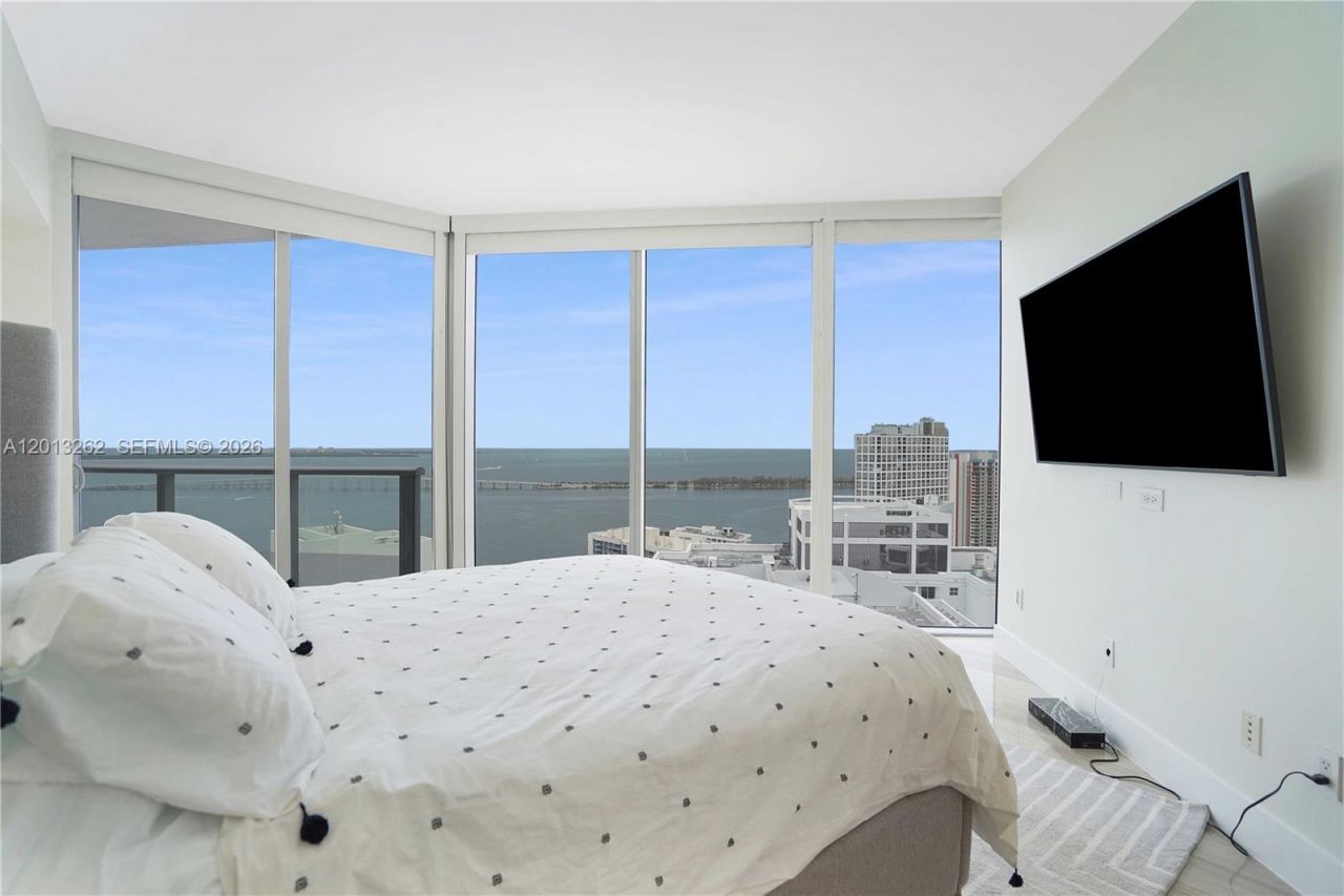 1300 Brickell Bay Dr, Unit 3402, Miami, FL 33131 Photo