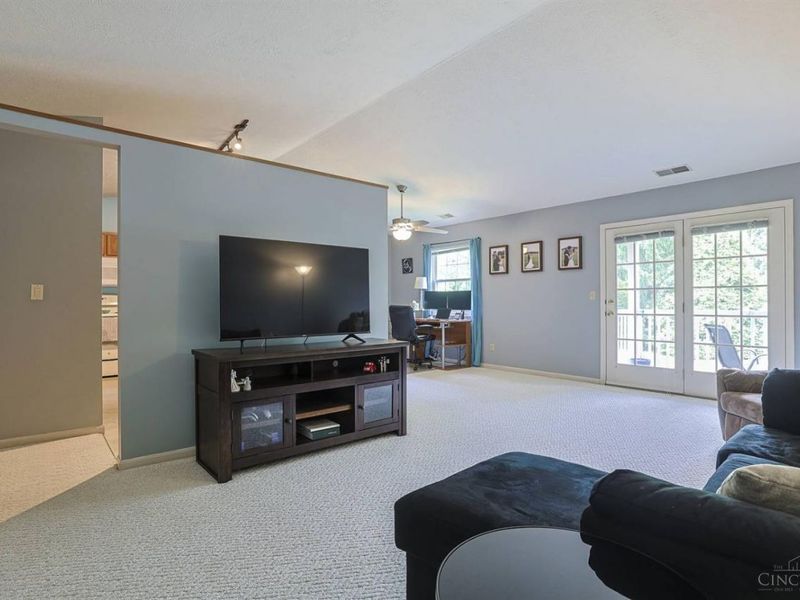 8773 Carrousel Park Circle, Unit 155, Cincinnati, OH 45251 Photo 6