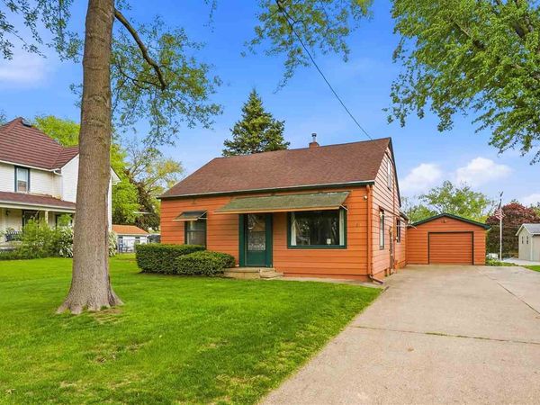 1012 8th Ave, Wellman, IA 52356
