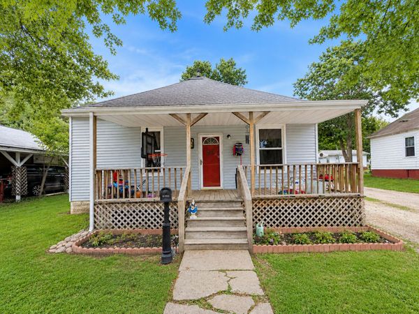 300 W Allmon Street, Salem, IL 62881