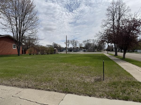 620 15th Avenue, Aberdeen, SD 57401