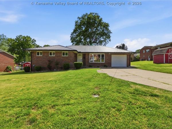 305 Caroline Drive, Hurricane, WV 25526