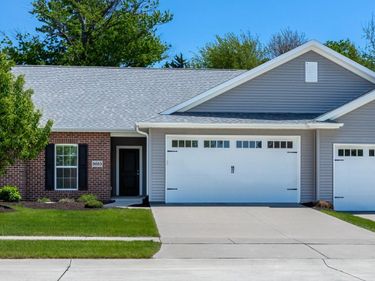 5653 E Creekside Lane, Bettendorf, IA 52722